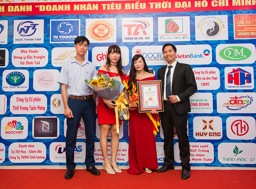 Giúp việc Hồng Doan nhận bằng khen Doanh Nhân Tiêu Biểu