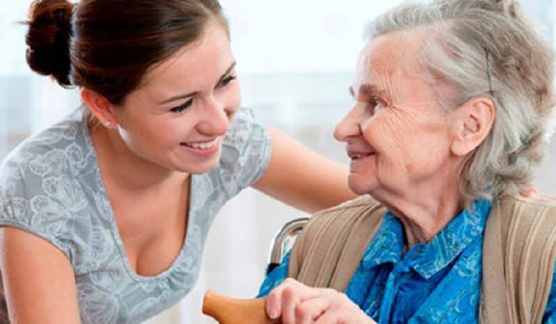 Dịch vụ chăm sóc người già khi ốm đau chu đáo của Hồng Doan